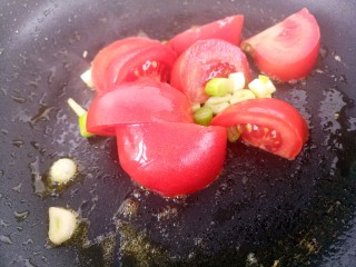 家常西红柿炒蛋,再倒入西红柿。