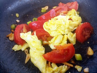 家常西红柿炒蛋,再倒入炒好的鸡蛋。