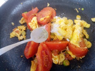 家常西红柿炒蛋,半勺胡椒粉。