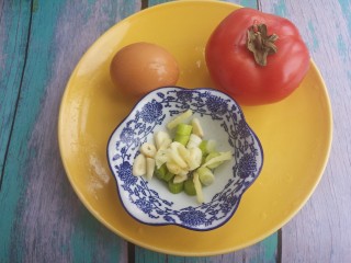 家常西红柿炒蛋,准备一个西红柿，一个鸡蛋，再切好葱姜蒜。