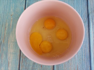 自制蛋挞,把四个鸡蛋打入碗中。
