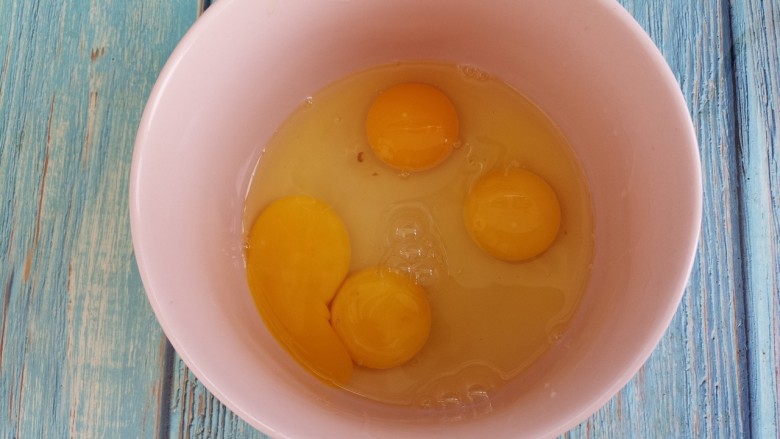 自制蛋挞,把四个鸡蛋打入碗中。