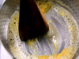 玉米的清香味和奶香味完美的融合在一起——玉米浓汤,奶锅放入黄油煮化，再放入面粉炒匀