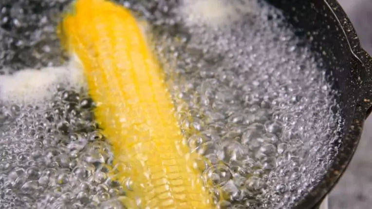 玉米的清香味和奶香味完美的融合在一起——玉米浓汤,将玉米棒子煮水10分钟，取玉米水备用