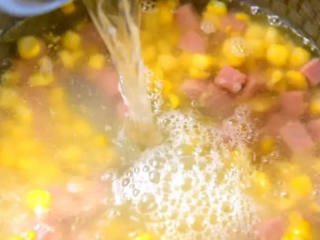 玉米的清香味和奶香味完美的融合在一起——玉米浓汤,

加入玉米水，中火煮10分钟
