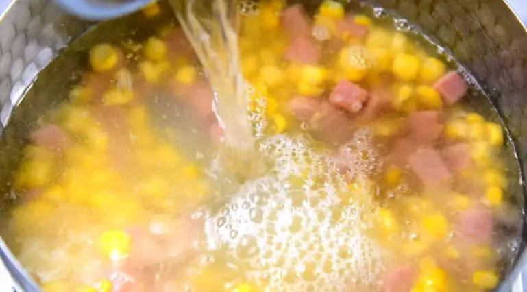 玉米的清香味和奶香味完美的融合在一起——玉米浓汤,

加入玉米水，中火煮10分钟