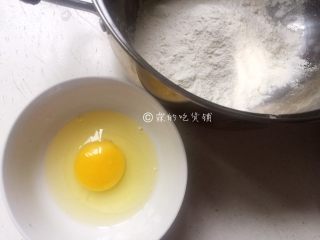 软炸鲜蘑,准备面糊糊，加一个鸡蛋