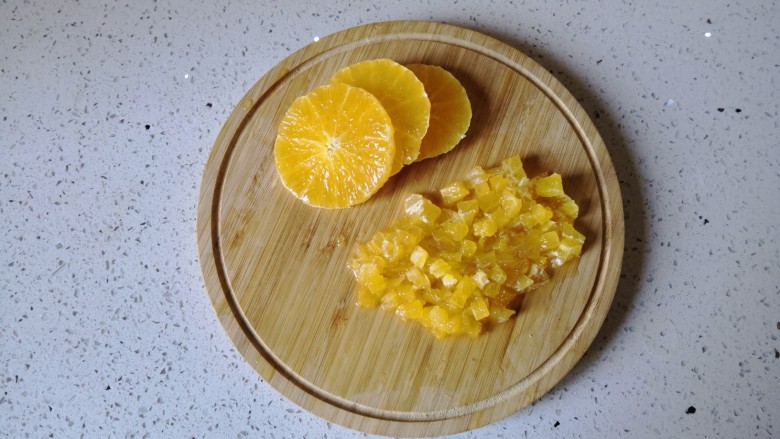 香橙烤吐司—清新香甜的早餐,橙子去皮后切成小丁。