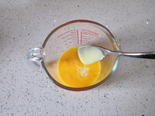 香橙烤吐司—清新香甜的早餐,鸡蛋打散加入炼乳搅拌均匀。