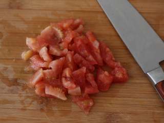 茄汁面,西红柿切小块，尽量切得碎一些。