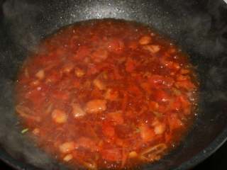 茄汁面,加入一大碗水煮开。