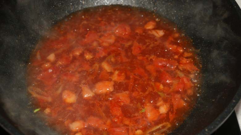 茄汁面,加入一大碗水煮开。