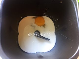 小热狗面包卷,先把牛奶或水、鸡蛋、盐和糖全部放在面包机里