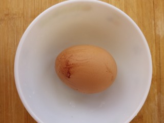 黄瓜鸡蛋汤,准备一个鸡蛋