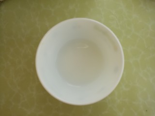 黄瓜鸡蛋汤,兑半碗水，调匀