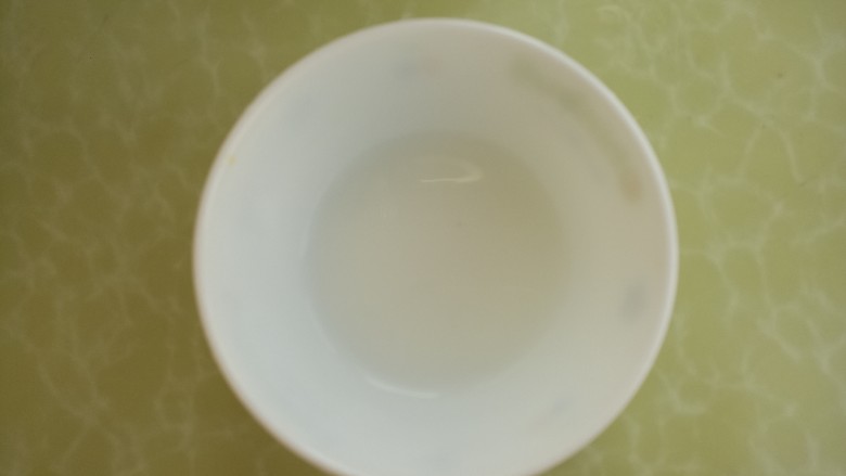 黄瓜鸡蛋汤,兑半碗水，调匀