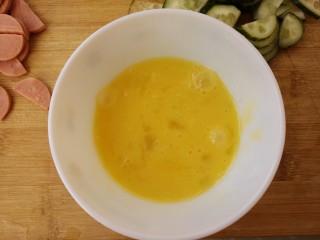 黄瓜鸡蛋汤,打入碗中，搅拌均匀