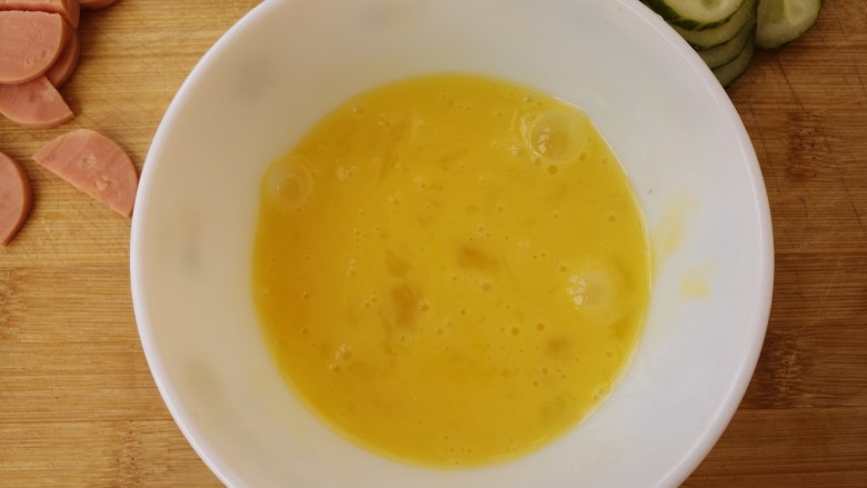 黄瓜鸡蛋汤,打入碗中，搅拌均匀