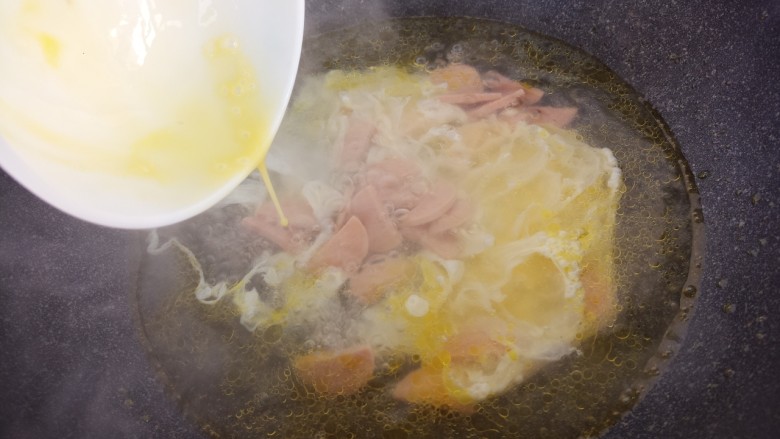 黄瓜鸡蛋汤,倒入搅拌好的鸡蛋液