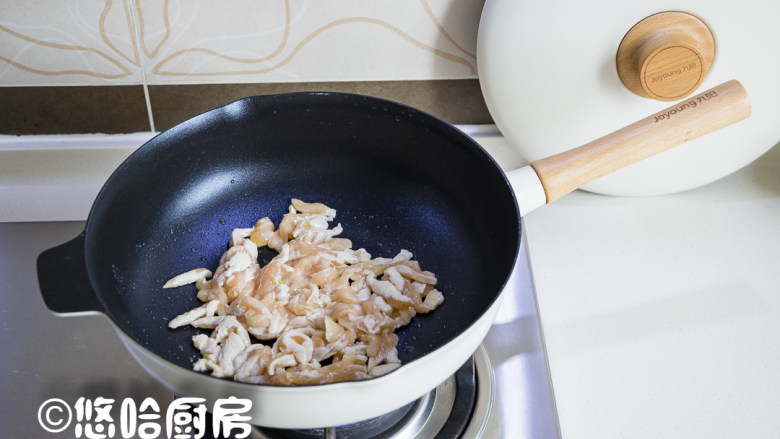 西芹鸡肉丝,起锅，热锅冷油，放入鸡胸肉丝煸炒至变色后捞出待用。