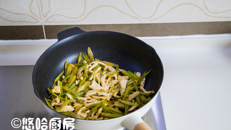 西芹鸡肉丝,放入芹菜丝煸炒至软，煸炒的过程中，要顺着锅边淋入少许的清水，以免芹菜太干影响口感。