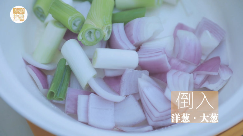 不孤独的部队火锅「厨娘物语」,锅内倒入10ml食用油，倒入洋葱、大葱还有泡菜炒香，关火加入刚才准备好的所有食材，放入2大勺韩式辣酱，1块<a style='color:red;display:inline-block;' href='/shicai/ 6249'>面饼</a>，1片<a style='color:red;display:inline-block;' href='/shicai/ 62159'>芝士片</a>，盖上锅盖。