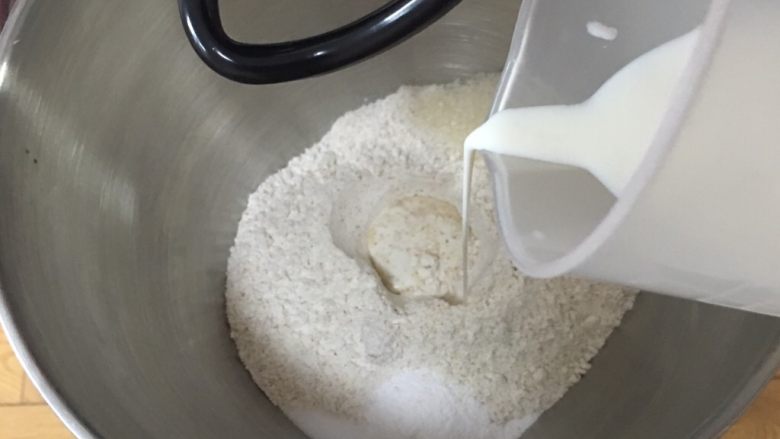 全麦豆沙面包,<a style='color:red;display:inline-block;' href='/shicai/ 219'>牛奶</a>加温至37度，倒入厨师机搅拌一下。