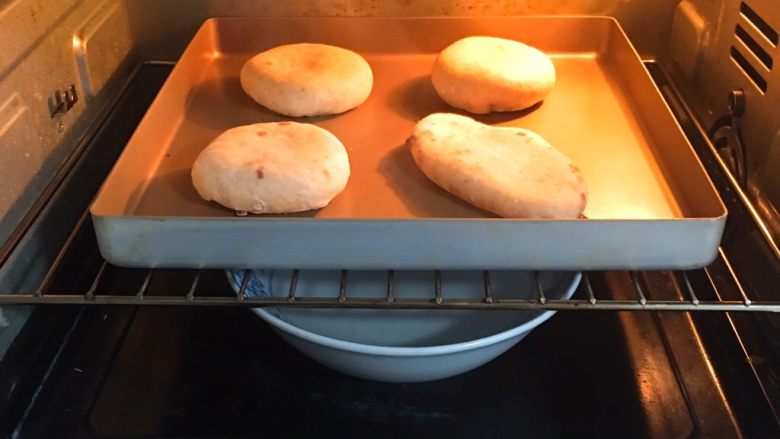 全麦豆沙面包,整形后送入烤箱两次发酵，方法同上也是60分钟。