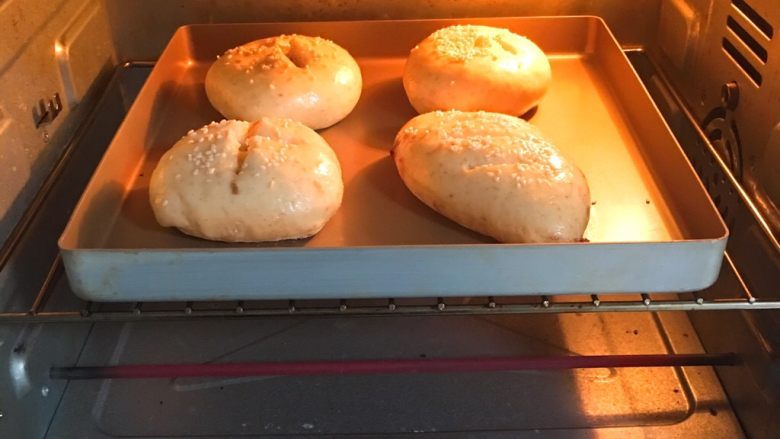 全麦豆沙面包,用剪刀剪十字型，烤箱预热至180度，烤制20分钟。