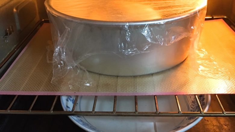 全麦豆沙面包,烤箱发酵档，底部放一碗热水，发酵60分钟，天气冷了30分钟更换一次热水助热。
