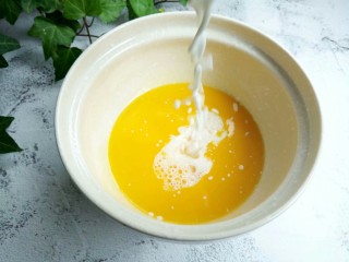 蔓越莓戚风蛋糕 酸甜绵柔,先将蛋清蛋黄分离，蛋黄加牛奶、葵花籽油搅拌均匀。