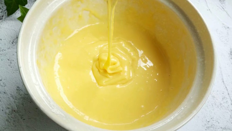 蔓越莓戚风蛋糕 酸甜绵柔,用橡皮刮刀翻拌均匀成为蛋黄面糊，放在一旁静置备用。