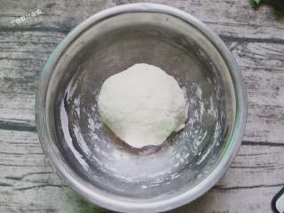 酸辣土豆丝卷饼,面粉加开水搅拌至面团呈絮状，倒在砧板上，揉成光滑的面团；