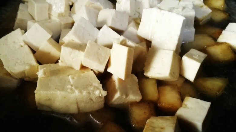 蚝油冬瓜炖豆腐,然后添适量的水，稍炖一会，