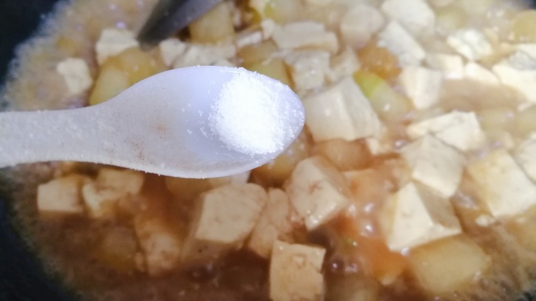 蚝油冬瓜炖豆腐,待汤汁收浓，放1勺盐，微炖一会。