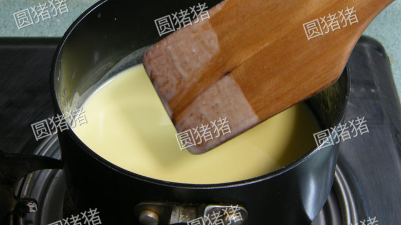 可可奶冻卷,用小火一边搅拌一边煮至浓稠即成为蛋奶浆（马上离火）