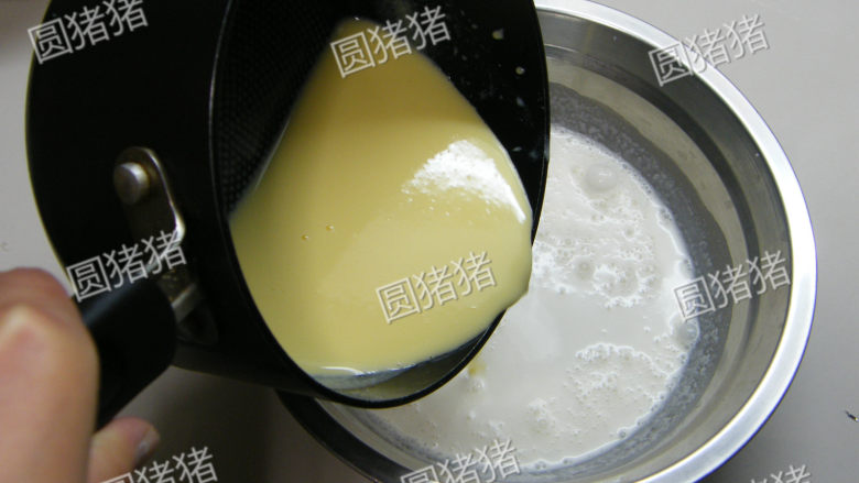 可可奶冻卷,材料B鲜奶油+<a style='color:red;display:inline-block;' href='/shicai/ 865'>蜂蜜</a>+砂糖+酒搅拌均匀即可（无需打发）,加入蛋奶浆搅拌均匀。