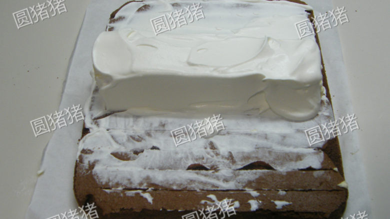 可可奶冻卷,在奶冻表面也涂上打发鲜奶油。