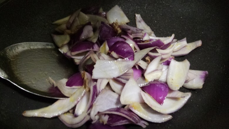 紫洋葱炒肉,翻炒几下。
