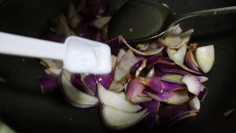紫洋葱炒肉,再加一勺盐。