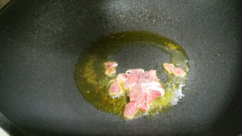 紫洋葱炒肉,油温八成熟的时候放入肉片炒。