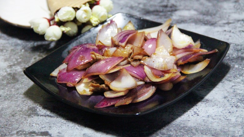 紫洋葱炒肉,最后翻炒均匀，出锅装盘。
