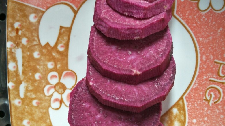 紫薯馒头,洗干净削皮切片，上锅蒸