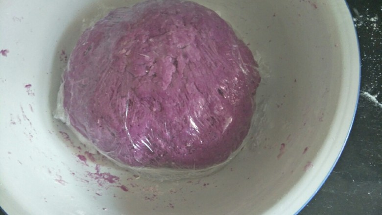 紫薯馒头,。揉成面团，用保鲜膜盖上，醒发