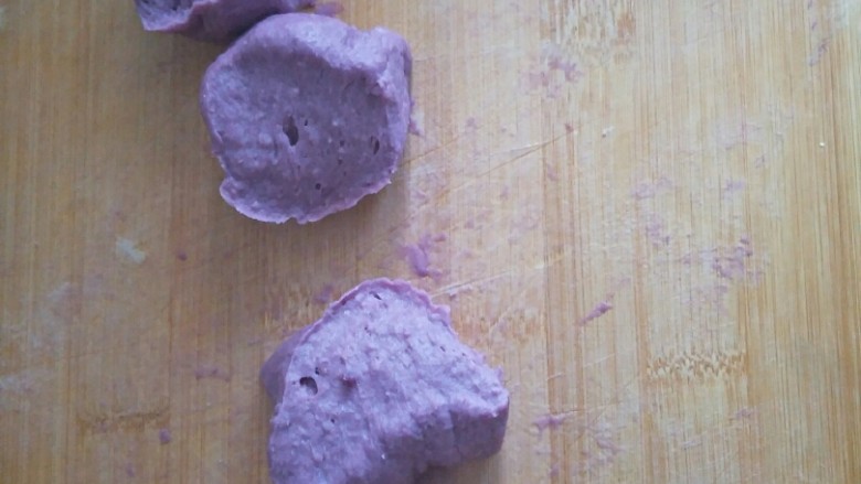 紫薯馒头,揉出气泡，弄成剂子。