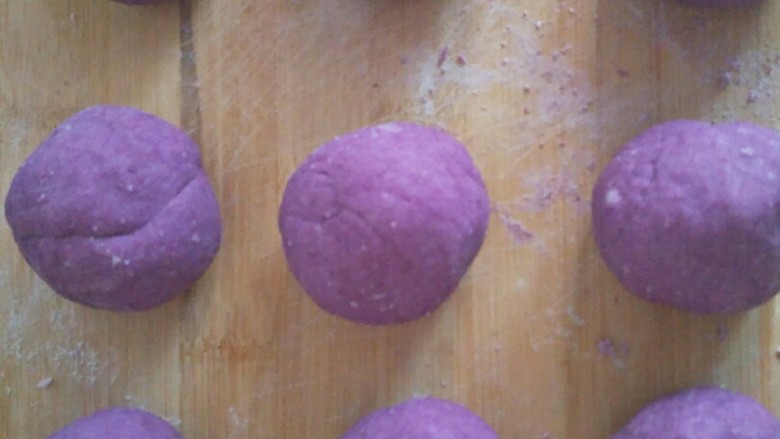 紫薯馒头,揉成圆的