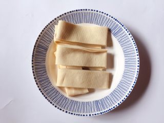 豆皮金针菇,豆皮切成约2厘米宽条状
