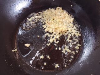 豆皮金针菇,起锅热油，爆香姜末蒜末
