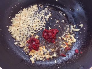 豆皮金针菇,然后加入1勺豆瓣酱炒出红油
