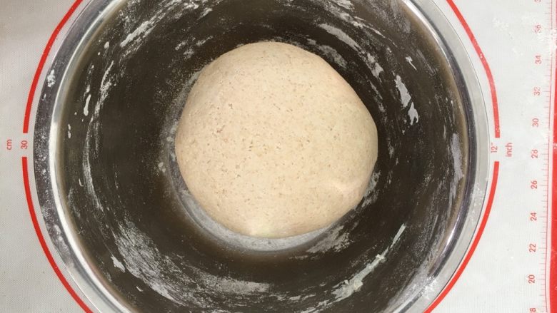 全麦红枣馒头,揉光滑后盖上保鲜膜发酵。
